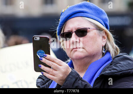 Bath, Somerset, Royaume-Uni, 5 mai 2019. Un membre de la baignoire pour l'Europe groupe est représenté de prendre une photo alors qu'elle prend part à une marche de protestation dans les rues de Bath. Baignoire pour l'Europe sont une non-partie-politiques Groupe de volontaires faisant campagne pour la Grande-Bretagne à demeurer au cœur de l'Union européenne, elles sont également campagne pour un vote final sur l'affaire. Brexit Credit : Lynchpics/Alamy Live News Banque D'Images