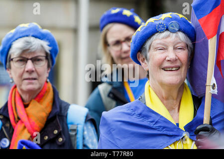 Bath, Somerset, Royaume-Uni, 5 mai 2019. Membres de la baignoire pour l'Europe groupe sont représentés portant des drapeaux et des pancartes comme ils l'UE pro prendre part à une marche dans les rues de Bath. Baignoire pour l'Europe sont une non-partie-politiques Groupe de volontaires faisant campagne pour la Grande-Bretagne à demeurer au cœur de l'Union européenne, elles sont également campagne pour un vote final sur l'affaire. Brexit Credit : Lynchpics/Alamy Live News Banque D'Images