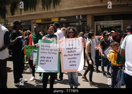 Beyrouth, Liban. 5 mai, 2019. Les protestataires sont vu la tenue des pancartes pendant la manifestation.Des centaines de personnes de différentes nationalités ont défilé pour protester contre les droits des travailleurs migrants, criant des slogans et en tenant des banderoles réclamant l'abolition de la kafala controversé système de parrainage. Credit : Adib Chowdhury/SOPA Images/ZUMA/Alamy Fil Live News Banque D'Images