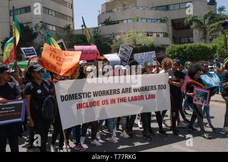 Beyrouth, Liban. 5 mai, 2019. Les protestataires sont vues tenant une banderole, drapeaux et des pancartes pendant la manifestation.Des centaines de personnes de différentes nationalités ont défilé pour protester contre les droits des travailleurs migrants, criant des slogans et en tenant des banderoles réclamant l'abolition de la kafala controversé système de parrainage. Credit : Adib Chowdhury/SOPA Images/ZUMA/Alamy Fil Live News Banque D'Images