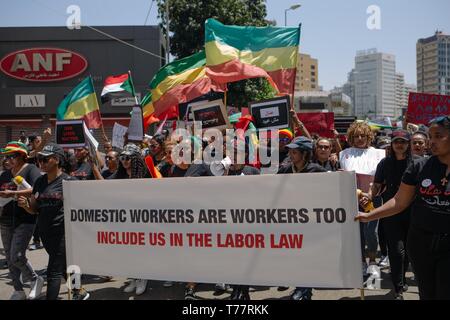 Beyrouth, Liban. 5 mai, 2019. Les protestataires sont vues tenant une banderole, drapeaux et des pancartes pendant la manifestation.Des centaines de personnes de différentes nationalités ont défilé pour protester contre les droits des travailleurs migrants, criant des slogans et en tenant des banderoles réclamant l'abolition de la kafala controversé système de parrainage. Credit : Adib Chowdhury/SOPA Images/ZUMA/Alamy Fil Live News Banque D'Images