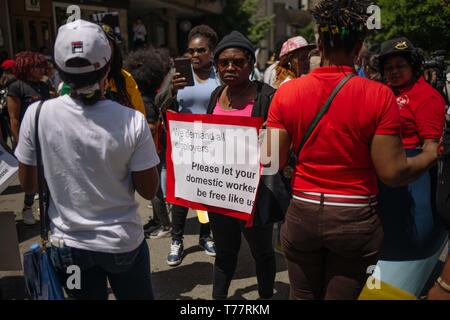 Beyrouth, Liban. 5 mai, 2019. Un manifestant vu holding a placard pendant la manifestation.Des centaines de personnes de différentes nationalités ont défilé pour protester contre les droits des travailleurs migrants, criant des slogans et en tenant des banderoles réclamant l'abolition de la kafala controversé système de parrainage. Credit : Adib Chowdhury/SOPA Images/ZUMA/Alamy Fil Live News Banque D'Images