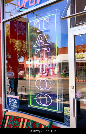 L'enseigne au néon dans la fenêtre d'un salon de tatouage sur n 4e Avenue à Tucson AZ Banque D'Images