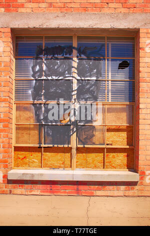 De bris de glace sont montés à bord de la fenêtre une fois une entreprise prospère maintenant en déclin urbain dans arteas de N Centre-ville de Tucson AZ Banque D'Images