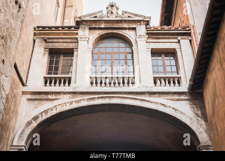 Ancien pont romain entre deux maisons à Rome Italie Banque D'Images