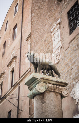 Statue emblématique de la légende de Romulus et Remus alimenté par le loup à Rome Italie Banque D'Images