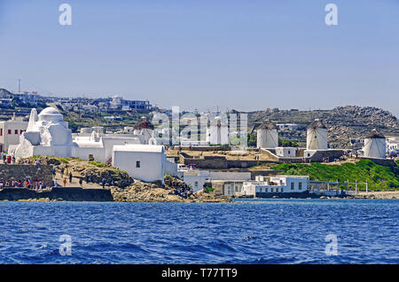 Mykonos, Grèce - 31 mai 2017 : Vue de la ville de Mykonos (Chora) de la mer Egée avec son front de mer, les bâtiments blancs représentants du tourisme en voiture Banque D'Images