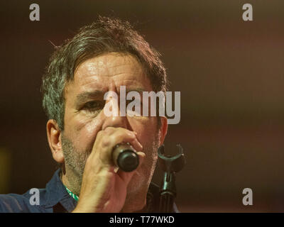 04.05.2019. Terry Hall, chanteur de The Specials, jouer en live à l'O2 Academy de Newcastle, en Angleterre, dans le cadre de leur tournée pour célébrer le 40e anniversaire du groupe. Credit : Ernesto Rogata/Alamy. Banque D'Images