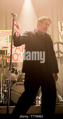 04.05.2019. Terry Hall, chanteur de The Specials, jouer en live à l'O2 Academy de Newcastle, en Angleterre, dans le cadre de leur tournée pour célébrer le 40e anniversaire du groupe. Credit : Ernesto Rogata/Alamy. Banque D'Images