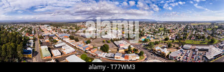 Toits de la rues et maisons de ville de la Hunter Valley Cessnock. Région viticole en NSW, Australie - grande vue panoramique vue aérienne. Banque D'Images