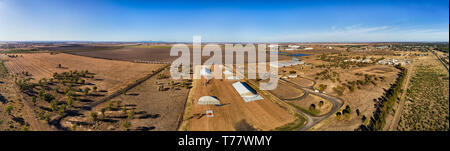 Stockage en vrac de céréales à site de l'élévateur à grain par rail route avec transport développés pour les besoins des agriculteurs dans l'agriculture de shire en Australie. Banque D'Images