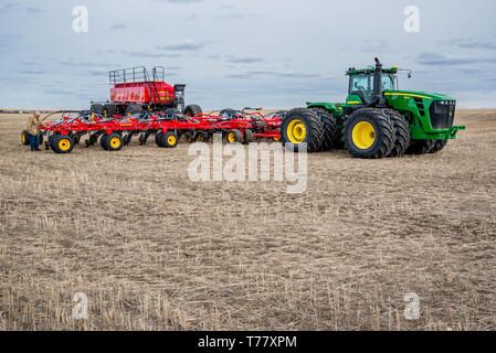 Swift Current, SK/Canada - Mai 4, 2019 - Agriculteur avec tracteur et percer l'air l'équipement d'ensemencement dans le domaine de la Saskatchewan, Canada Banque D'Images