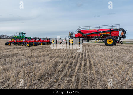 Swift Current, SK/Canada - Mai 4, 2019 - Agriculteur avec tracteur et percer l'air l'équipement d'ensemencement dans le domaine de la Saskatchewan, Canada Banque D'Images