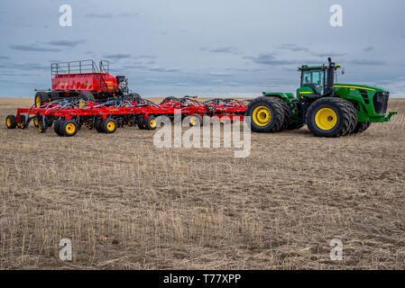 Swift Current, SK/Canada - Mai 4, 2019 : le tracteur et le matériel de semis Semoir dans le domaine de la Saskatchewan, Canada Banque D'Images