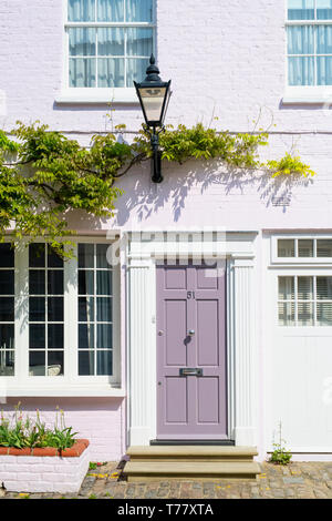 Maison blanche avec une porte avant gris dans Princes Gate Mews, Kensington, Londres, Angleterre Banque D'Images