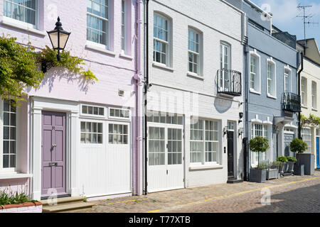 Maison blanche avec une porte avant gris dans Princes Gate Mews, Kensington, Londres, Angleterre Banque D'Images