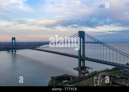 Vue sur le Verrazano Narrows Bridge de Staten Island à Brooklyn à New York. Banque D'Images