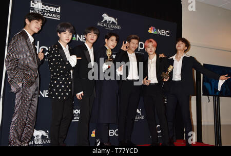 LAS VEGAS, NV - 01 MAI : (L-R) V, Suga, Jin, Jungkook, RM, Jimin et J-L'espoir de BTS posent avec les prix pour Top Duo et Groupe Social Haut artiste dans la salle de presse au cours de la Billboard Music Awards 2019 au MGM Grand Garden Arena le 01 mai 2019 à Las Vegas, Nevada. Banque D'Images