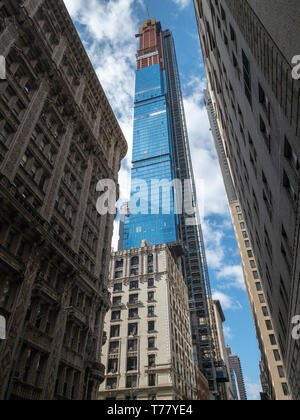 New York City - 25 Février 2019 : Central Park Tower en construction dans la ville de New York. Le bâtiment s'élève 1 550 pieds (472 m) sur le toit. Banque D'Images