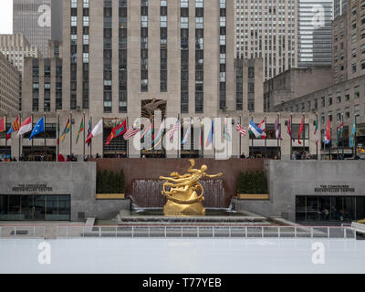 New York City - 27 Février 2019 : Prométhée Statue du Rockefeller Center à New York en hiver avec la patinoire. Banque D'Images