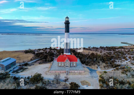 Le phare de l'île de Feu au coucher du soleil à Long Island, New York. Banque D'Images