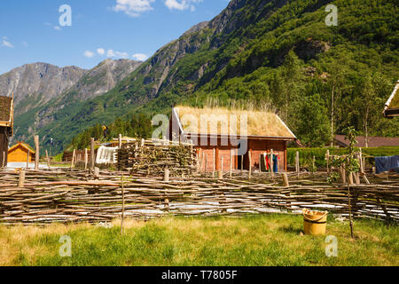 Les maisons traditionnelles en bois et les montagnes dans le village viking en Norvège. Banque D'Images