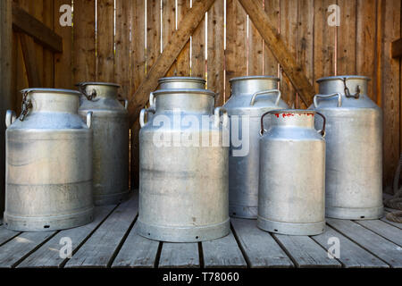 Vieux bidons de lait en aluminium à ferme laitière. Banque D'Images