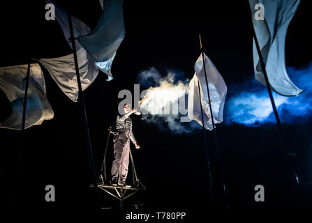 Un artiste exécute pendant "l'heure des fantômes", une performance immersive à grande échelle, par le célèbre theatre company, Periplum qui explore des histoires de vieilles femmes, magique, personnages mythiques et souvenirs d'enfance, à l'East Park, à Hull. Banque D'Images