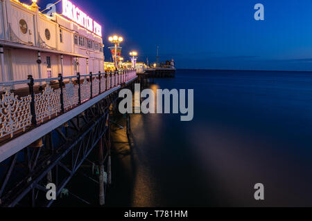 Pier lights reflétée dans la mer Banque D'Images