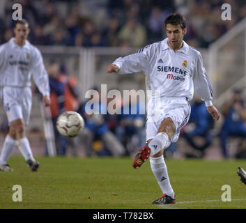 L'Estadio Olimpic Lluis Companys Barcelone Espagne, 2.2 2003, Football : Primera Division, Espanyol Barcelone (bleu) vs Real Madrid (blanc) 2:2 ----- Raul (RMA) Banque D'Images