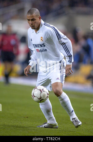 L'Estadio Olimpic Lluis Companys Barcelone Espagne, 2.2 2003, Football : Primera Division, Espanyol Barcelone (bleu) vs Real Madrid (blanc) 2:2 ----- Ronaldo (RMA) Banque D'Images