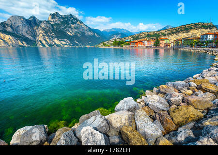 Front de mer rocheux et la ville avec des bâtiments colorés, le lac de Garde, Riva del Garda, Italie, Europe Banque D'Images