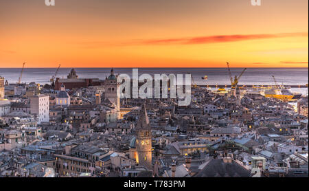 Genova, Italie : beau coucher du soleil vue panoramique aérienne de Gênes centre historique vieille ville (la cathédrale San Lorenzo, Duomo, Palazzo Ducale), la mer et le port Banque D'Images