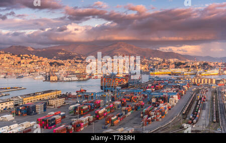 Genova, Gênes, Italie : Vue aérienne de l'expédition et de terminal à conteneurs, conteneurs empilés colorés et côté quai de chargement grues du port de Gênes Banque D'Images