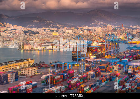 Genova, Gênes, Italie : Vue aérienne de l'expédition et de terminal à conteneurs, conteneurs empilés et côté quai de chargement grues du port de Gênes Banque D'Images