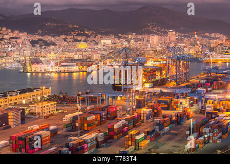 Genova, Gênes, Italie : Vue aérienne de l'expédition et de terminal à conteneurs, conteneurs empilés et côté quai de chargement grues du port de Gênes Banque D'Images