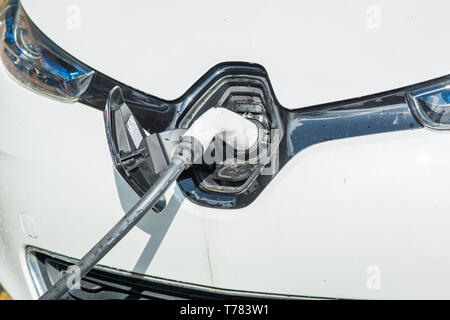 Voiture électrique branché sur Evolt point de charge à Cambridge, Angleterre, Royaume-Uni. Banque D'Images