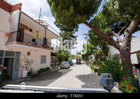 Sithonia, Halkidiki, Grèce - 27 juin 2014 : voiture SUV Land Rover Defender 110 conduite sur le Лэнд Ровер hors route 4 Дефендер Ситония Халкидики Греция x4 Banque D'Images