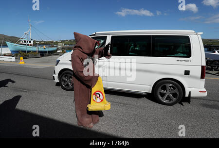 Un membre de la "Légion 501st garnison Irlande' vêtu comme un Jawa dirige le trafic sur les rues de Portmagee, Kerry, lors de la la 4e Festival, où des scènes de Star Wars ont été filmés. Banque D'Images