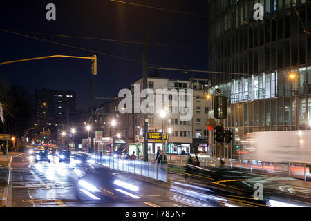 L'heure de pointe dans la soirée dans le centre de Düsseldorf Banque D'Images