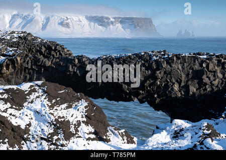 Photo panoramique du paysage côtier de Cap Dyrholaey par une journée d'hiver avec de la neige-couvertes de côte, Islande Banque D'Images