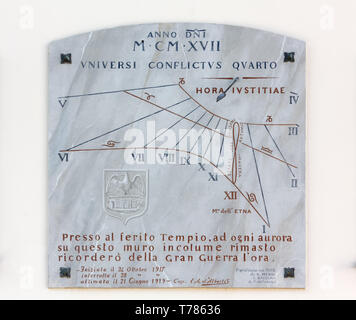 AQUILEIA, Italie - 1 mai 2019 : En cadran solaire sur le mur extérieur d'un bâtiment, avec des inscriptions en latin et italien, mémorial de la Première Guerre mondiale Banque D'Images