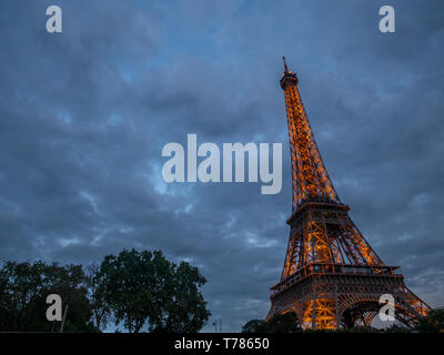 Paris, France, 22 août 2018 : Tour Eiffel à Paris la nuit avec des lumières Banque D'Images