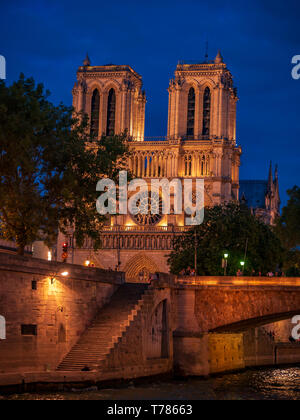 Paris, France, 22 août 2018 : Cathédrale Notre Dame de Paris la nuit Banque D'Images