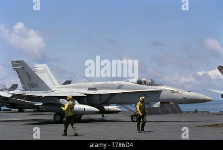 1er novembre 1993 opération Continuer espoir. Un F/A-18 Hornet se préparant au décollage sur le pont de vol du porte-avions USS Abraham Lincoln de la Marine américaine dans l'océan Indien, à 50 miles de Mogadiscio, Somalie. Banque D'Images