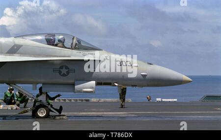 1er novembre 1993 opération Continuer espoir. Un F/A-18 Hornet se préparant au décollage sur le pont de vol du porte-avions USS Abraham Lincoln de la Marine américaine dans l'océan Indien, à 50 miles de Mogadiscio, Somalie. Banque D'Images