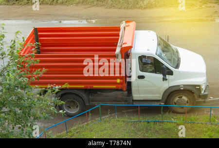 Nouveau camion benne rouge blanc avec cabine est vide, prêt pour le transport. Banque D'Images