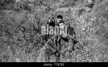 Les forces de l'armée. Camouflage. L'uniforme militaire. Les techniques de chasse et d'armes de l'équipement. Comment transformer la chasse en passe-temps. Les chasseurs de l'homme à coups de fusil. Boot Camp. L'amitié des hommes chasseurs. braconnier. Banque D'Images