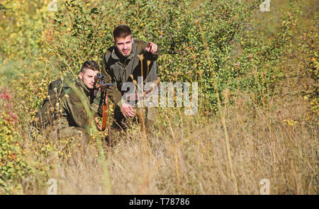 L'uniforme militaire. Les techniques de chasse et d'armes de l'équipement. Comment transformer la chasse en passe-temps. L'amitié des hommes chasseurs. Les chasseurs de l'homme à coups de fusil. Boot Camp. Les forces de l'armée. Camouflage. Réglementation de la chasse. Banque D'Images