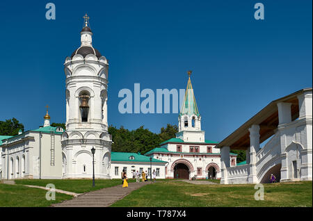 Moscou, Rossi - Juillet 08, 2012 : Ferme Kolomenskoïe, vue de la rue George Bell Tower et le Tsar Gate, 17e siècle, monument Banque D'Images